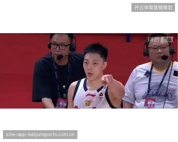 胡明轩季后赛进攻状态回暖，广东队依靠其外线爆破能力撕开北京队防守